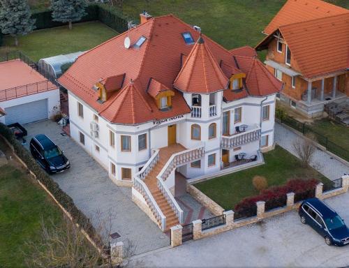 uma grande casa branca com um telhado laranja em Villa Nova em Hévíz