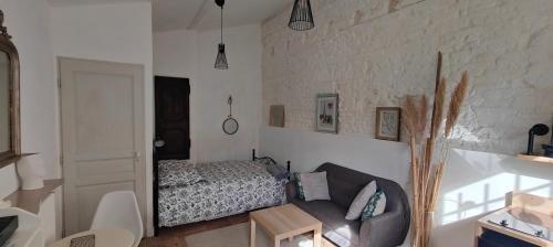 un salon avec un canapé et un lit dans l'établissement Studio avec jardin à 10 mn à pied du centre ville, à Toulouse