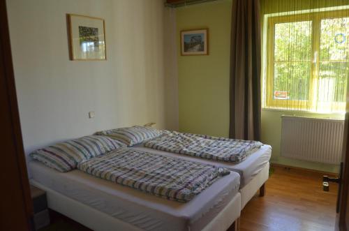 מיטה או מיטות בחדר ב-Ferienwohnung Familie Hofmann