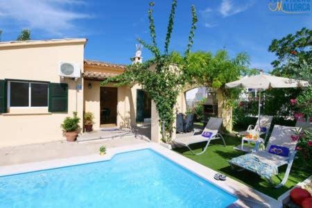 ein Swimmingpool im Hof eines Hauses in der Unterkunft Oleanda in Port d'Alcúdia
