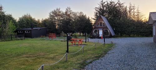 Taman di luar Cabaña Alpina para 2 en Puerto Varas