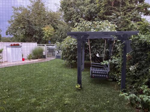 een blauwe schommel in een tuin met een tuin bij Elite Residence in Timişoara