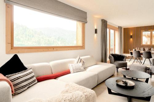 - un salon avec un canapé blanc et des tables dans l'établissement Bright & elegant stand alone chalet - 8 ppl - Vois Le Mont, aux Gets