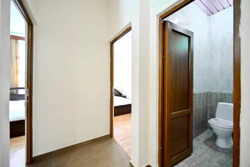 een badkamer met een toilet en een spiegel bij Sevan Island Cottage in Sevan