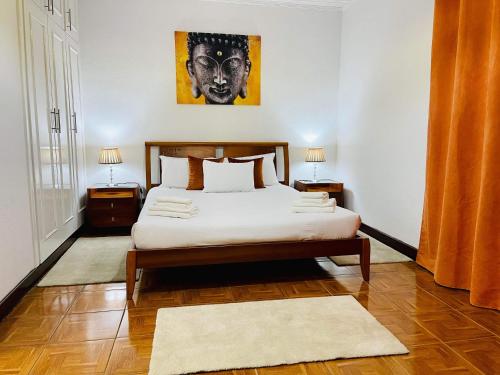 - une chambre avec un lit et 2 tables de chevet dans l'établissement Hollywood villa, à Campanário