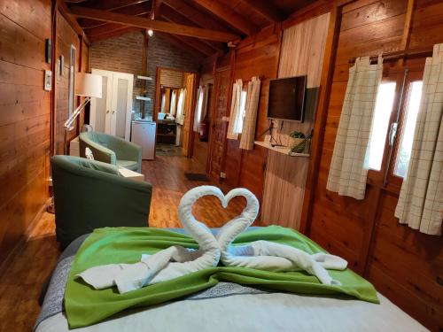 ein Schlafzimmer mit einem Bett mit zwei Schwänen darauf in der Unterkunft El Paraje del Chef in Laroles