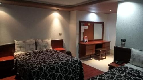 a hotel room with a bed and a mirror at HOTEL PARQUE VIA in Mexico City