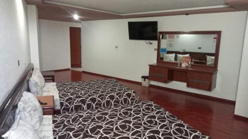 a hotel room with a bed and a mirror at HOTEL PARQUE VIA in Mexico City