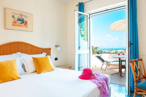 una camera con letto e vista sull'oceano di Poggio Aragosta Hotel & Spa a Ischia