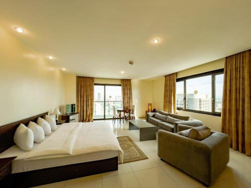 Black Diamond Hotel في لاغوس: غرفة نوم بسرير كبير وغرفة معيشة