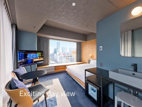 東京的住宿－sequence MIYASHITA PARK - Shibuya，一间酒店客房,配有一张床和一台电视