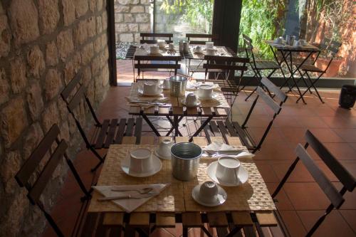 un gruppo di tavoli con piatti e tazze sopra di Masseria Olivola a Benevento
