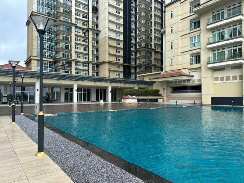 uma grande piscina em frente a um edifício em A.R Homestay Riverine Condominium (Riverview)(A) em Kuching