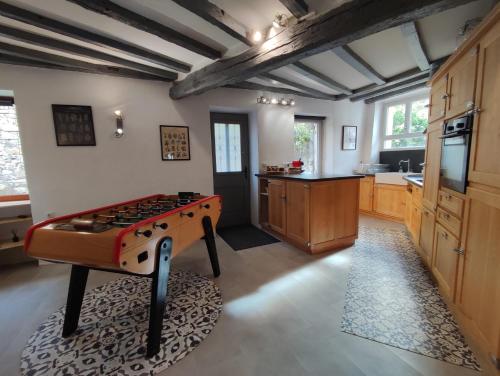 - une cuisine avec une cuisinière au milieu d'une pièce dans l'établissement Les trois Terrasses avec SPA et Sauna, à Avallon