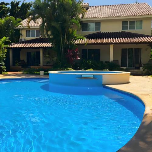 The swimming pool at or close to Lujosa villa en Metro Country Club