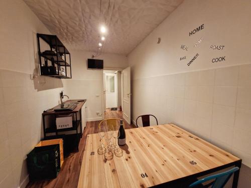 Pokój z drewnianym stołem z kieliszkami do wina na ścianie w obiekcie La Casa dell'Uva, Marino w mieście Marino