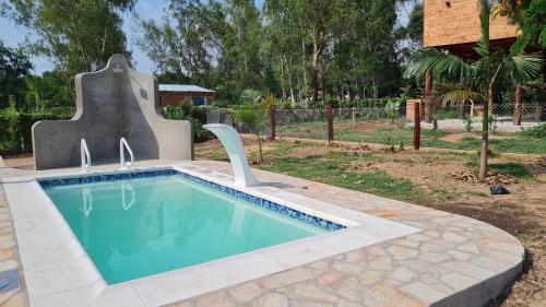 的住宿－Haasienda，庭院中带滑梯的游泳池