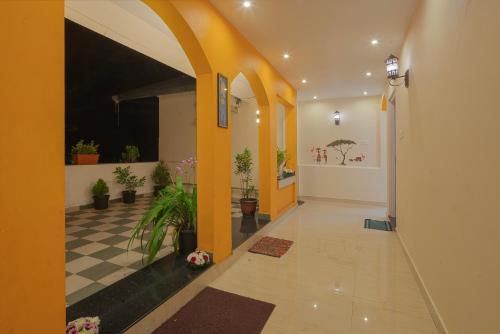 un corridoio con piante in vaso in un edificio di Kochi Vibes Homestay a Cochin