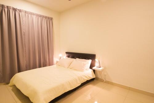 1 dormitorio con 1 cama con sábanas blancas y ventana en KL 9Pax 10Mins to Sentul LRT, Batu Caves, MCD (Zena Suites), en Kuala Lumpur