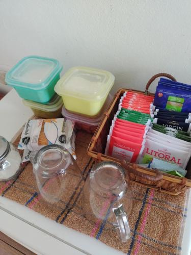 una mesa con una cesta de utensilios y contenedores en Lo de Bibi en Santa Rosa