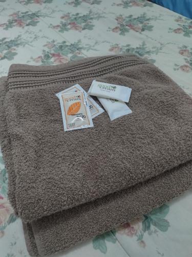 een bruine deken op een bed met twee labels erop bij Lo de Bibi in Santa Rosa