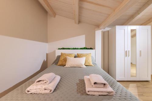 1 dormitorio con 1 cama con 2 toallas en Domenica Diamond Villas, en Chaniotis