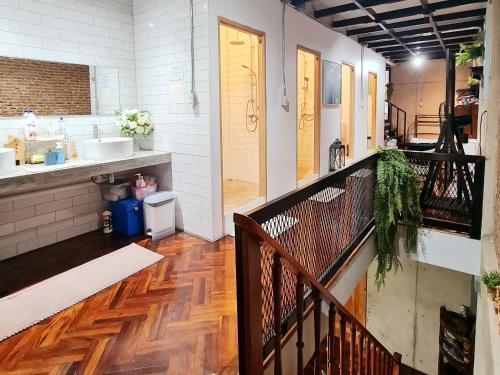 バンコクにあるMEEMAW'S House Hostelのウッドフロアのキッチン、バルコニーが備わります。