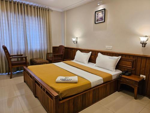 1 dormitorio con 1 cama grande en una habitación en Deira City Residency, en Kasaragod