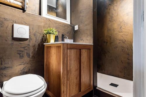 uma casa de banho com um WC e um lavatório em Loft 29 em Zandvoort