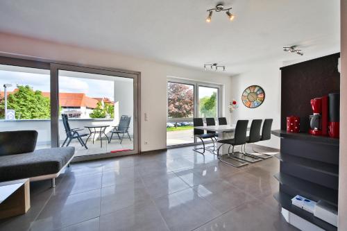 a living room with a table and chairs at Moderne 3-Zimmerwohnung Rottweil Zentrum in Rottweil