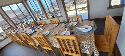 uma sala de jantar com uma mesa longa e cadeiras em Casa Adriano & Filomena Montrond em Portela