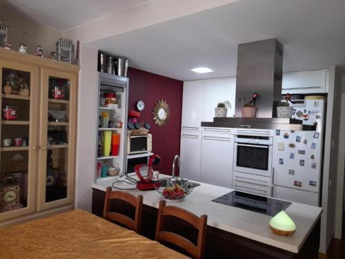 una cucina con tavolo e bancone con piano cottura di Private Room romantic area a Sitges