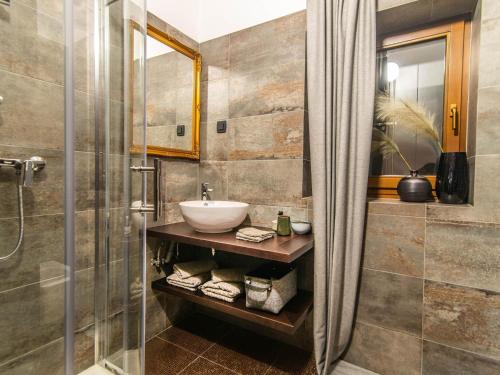 een badkamer met een wastafel en een douche bij Luxury and stylish villa with private pool and terrace in Poreč