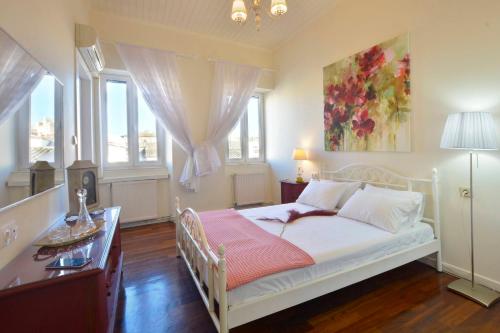1 dormitorio con 1 cama y una pintura en la pared en Bonagrazia, en Corfú