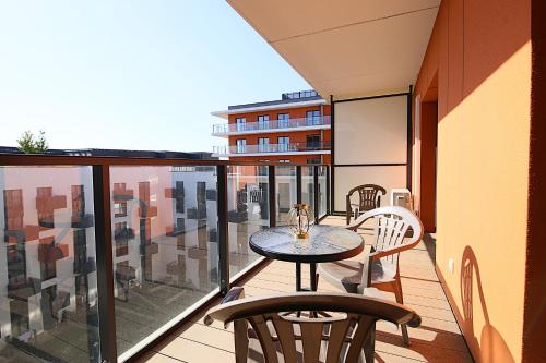 a patio with a table and chairs on a balcony at Apartimento Angel River 7 in Wrocław