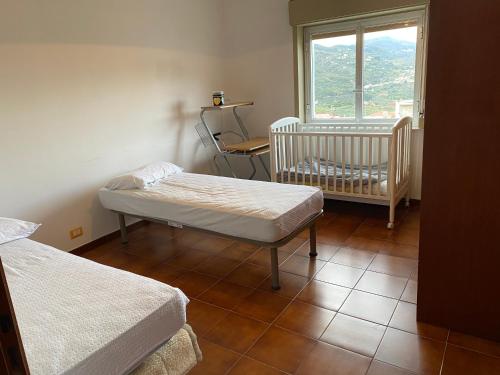 LibrizziにあるAppartamento Ambraのツインベッド2台と窓が備わる客室です。