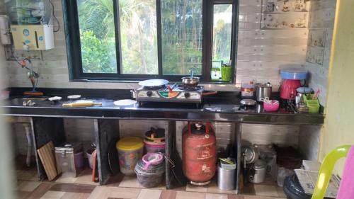 uma cozinha com um fogão e uma bancada em Happy Vibes Resort em Nagaon