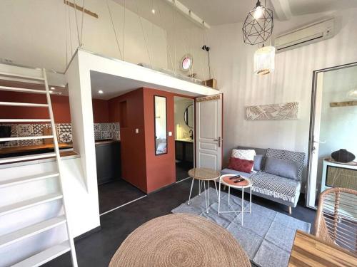 - un salon avec une mezzanine et un canapé dans l'établissement Casita: maison duplex +parking/terrasse/Netflix, à Troyes
