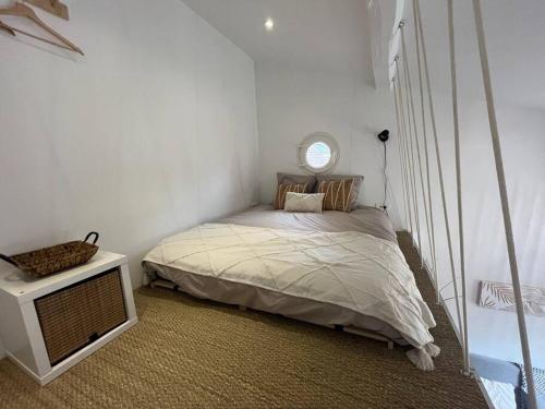- une petite chambre avec un lit et une télévision dans l'établissement Casita: maison duplex +parking/terrasse/Netflix, à Troyes