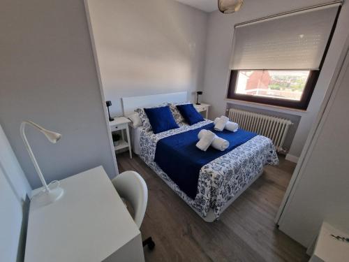 una camera con un letto con due cuscini sopra di Aurora ad Ávila