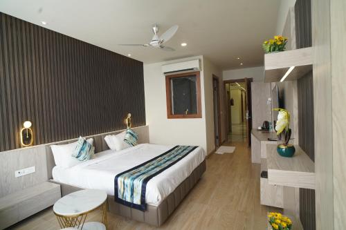ein Schlafzimmer mit einem großen Bett in einem Zimmer in der Unterkunft Familia Hotel and Banquets in Lucknow