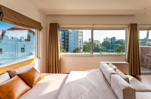 Ένα ή περισσότερα κρεβάτια σε δωμάτιο στο ANNAM Panorama Lakeview - Garden & Balcony - WestLake