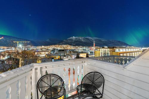 - Balcón con vistas a la ciudad por la noche en Arctic Homes - Majestic View, en Tromsø
