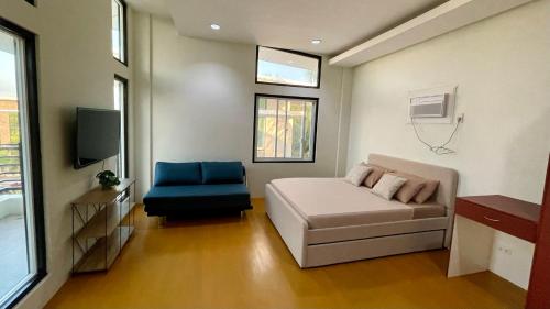 Giường trong phòng chung tại New Big Cozy 3 Bedroom House Blue