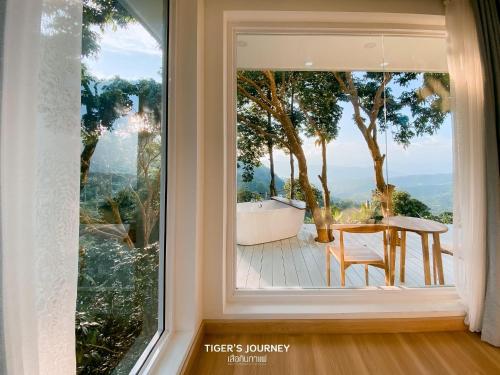 a window with a view of a tub and a table at Arabica Lodge (อาราบิก้า ลอดจ์) in Ban Huai Khai