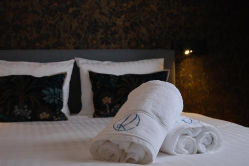 a hotel room with towels on a bed at Les Restanques du lac in La Chapelle
