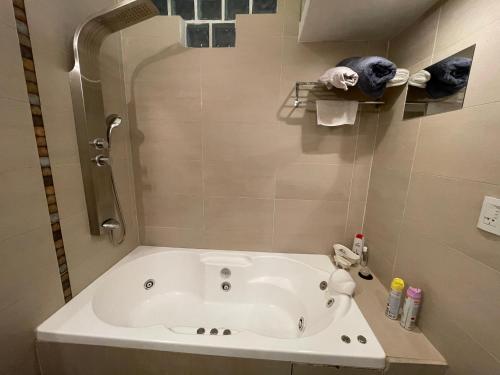 uma casa de banho com banheira num quarto em bedroom and private bathroom Habitacion y baño privado - en una casa em Córdoba