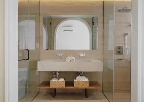 W łazience znajduje się umywalka i lustro. w obiekcie BeLam in Hue Villa w mieście Hue