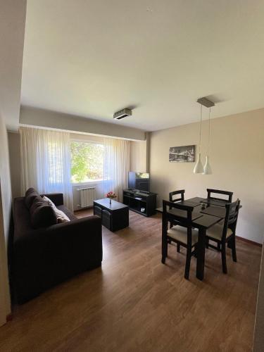 een woonkamer met een tafel en een bank bij Apartamento Céntrico, ideal p/ pareja de viajeros in Bariloche