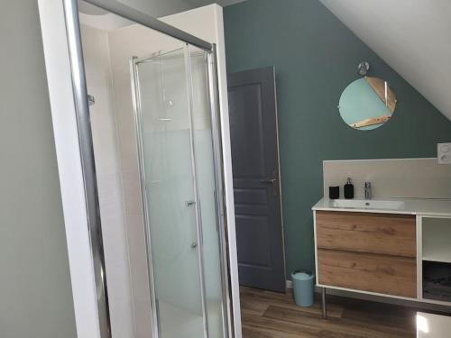 une salle de bain avec une douche en verre et un lavabo dans l'établissement Location maison proche mer, à Canville-les-Deux-Églises